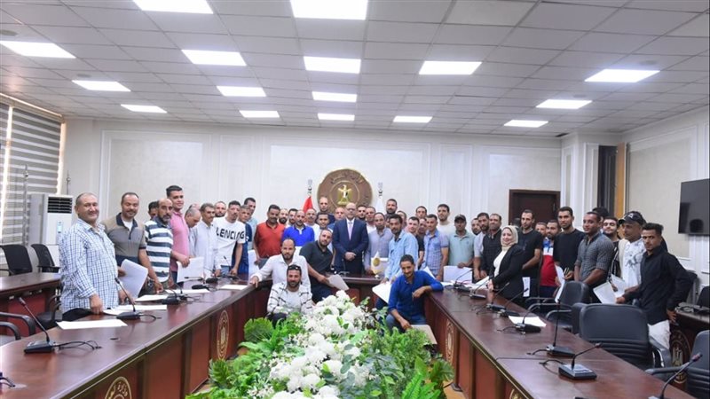 وزير العمل يسلم عقود