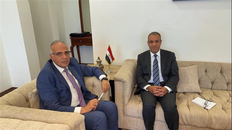 وزير الخارجية مع