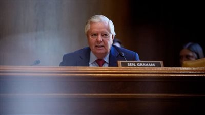 سيناتور مقرب من ترامب: إذا قطعت أمريكا علاقاتها بإسرائيل فسيقطع الله علاقاته معنا (فيديو)