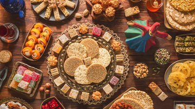 تصل إلى 8 آلاف جنيه، أسعار علب حلاوة المولد 2025 في الأسواق 