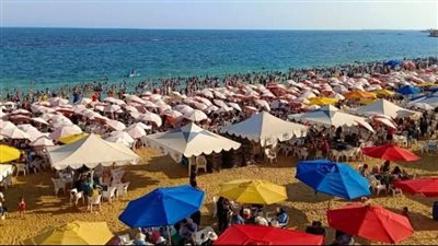 شواطئ الإسكندرية تكتظ بالمصطافين في عطلة نهاية الأسبوع (صور)