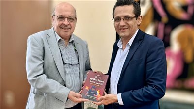  عادل العبساوي يهدي مكتبة نقابة الصحفيين كتابه الجديد 