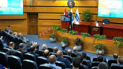 وزير البترول يعقد اللقاء الدوري مع القيادات ورؤساء الشركات 