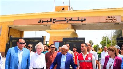 وفد منظمة الحكماء يزور المراكز اللوجستية التابعة للهلال الأحمر المصري ومعبر رفح