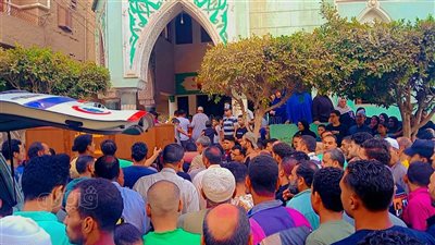 أهالي الغربية تودع جثمان الشاب المقتول وسط الشارع بقرية الراهبين (صور)