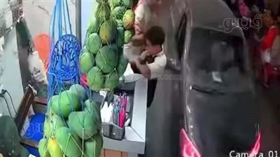 لحظة دهس أب وابنه من سيارة مسرعة في بني سويف