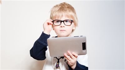 هل يؤدي استخدام الأطفال للشاشات والهواتف إلى الإصابة بقصر النظر؟ 