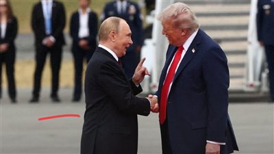 شاهد، لحظة استقبال ترامب لـ بوتين في ألاسكا