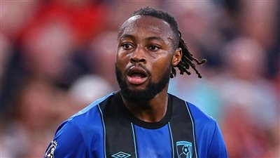 بعد تعرضه لهتافات عنصرية، سيمينيو يقلص الفارق بين بورنموث وليفربول (فيديو)