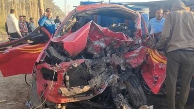 إصابة 3 أشخاص في حادث تصادم سيارتي نقل بمركز الداخلة بالوادي الجديد