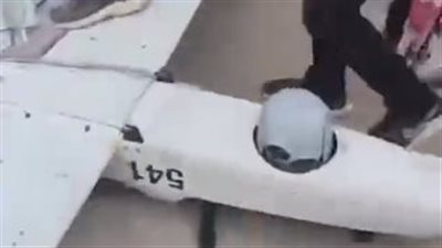 لحظة سقوط طائرة استطلاع إسرائيلية في غزة واستيلاء المواطنين عليها (فيديو) 