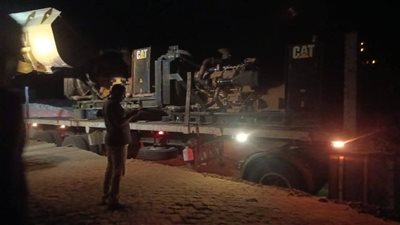 5 مولدات طوارئ لمواجهة عطل إحدى الماكينات الكبيرة لتعزيز التغذية الكهربائية بالفرافرة