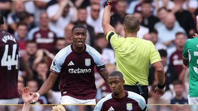 أول حالة في الدوري الإنجليزي، لحظة طرد مدافع أستون فيلا (فيديو)