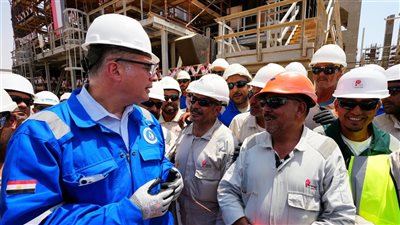وزير البترول يتفقد مشروعات زيادة الإنتاج بمعامل التكرير في السويس