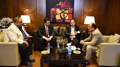 رئيس جامعة حلوان يستقبل وزير المالية السابق على هامش مناقشة رسالة دكتوراه