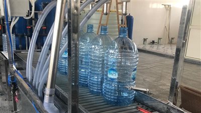 ضبط مصنع مياه غير مرخص به 3250 لترا غير مطابقة للمواصفات ببنها (صور)