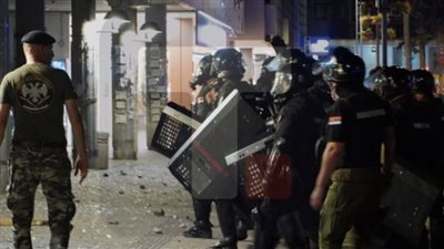 صربيا تشتعل، متظاهرون يشعلون النار بالمباني الحكومية ومقر الحزب الحاكم في فالييفو (فيديو)