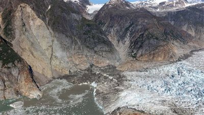 أمواج بارتفاع 15 وانزلاقات أرضية ضخمة تضرب ألاسكا (فيديو)