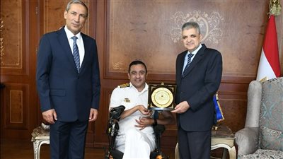 بعد تسجيله رقما قياسيا للغطس، أسامة ربيع يكرم ولاء حافظ ويهديه درع قناة السويس (صور) 