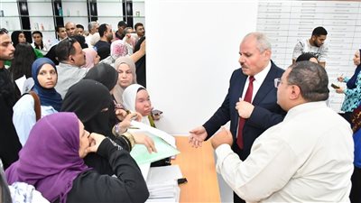 رئيس جامعة قناة السويس يتفقد مكتب تنسيق جامعة الإسماعيلية الأهلية (صور)