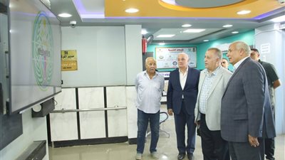 محافظ الوادي الجديد يلتقي وفد إحدى المؤسسات التعليمية لإقامة مدرسة خاصة 