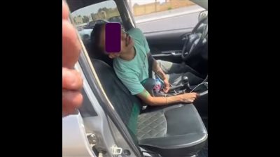 مقطع صادم يكشف كارثة، سائق يتعاطى مخدرات بالطريق ويفقد سيطرته على السيارة (فيديو) 