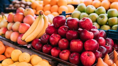  سعر الفاكهة اليوم، انخفاض الجوافة وارتفاع الرمان والتفاح في سوق العبور