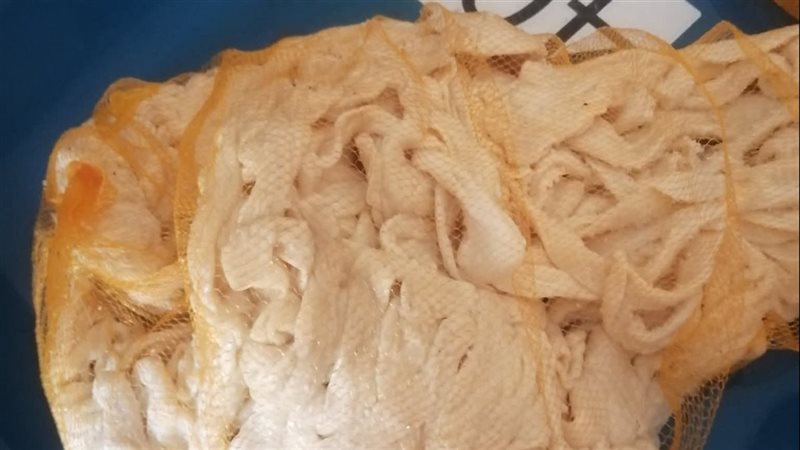 ضبط 3.7 طن منتجات