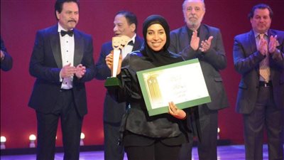 مصممة الأزياء رحمة عمر: لم أتوقع الفوز بجائزة المهرجان القومي للمسرح.. دعم والدي ووالدتي سر كل نجاح.. أعددت 17 طقما لشخصية 