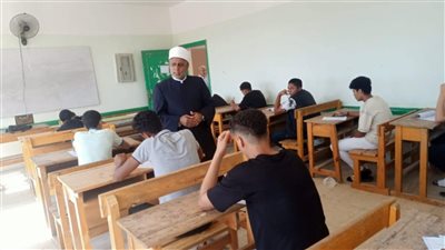 رئيس المعاهد الأزهرية يتابع غرفة عمليات امتحانات الدور الثاني بالثانوية الأزهرية في أول أيامها