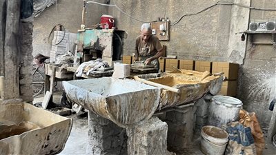 بين المشقة والأصالة، مهنة البلاط المزايكو في البحيرة تواجه الاندثار (فيديو وصور)