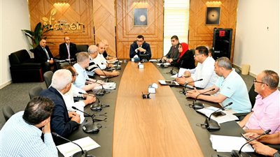 وزير الإسكان يستعرض خطط تأمين المنشآت وتعزيز السلامة والصحة المهنية