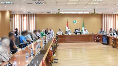 محافظ الشرقية يلتقي 10 مواطنين من الأسر الأولى بالرعاية ومتحدي الإعاقة 