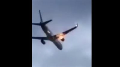 مقطع مرعب، لحظة اشتعال النار في محرك طائرة وإصابة 273 راكبًا بالفزع (فيديو)