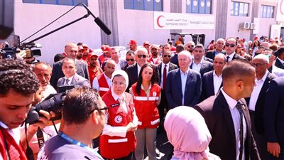 رئيس الوزراء الفلسطيني يزور المركز اللوجستي للهلال الأحمر المصري في العريش 