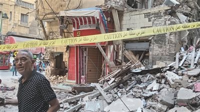 لحظة انهيار عقار قديم بحى الجمرك فى الإسكندرية 