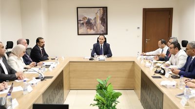 نائب وزير الصحة يبحث تطوير منظومة المخازن والتموين الطبي ومراجعة أرصدة الأدوية والمستلزمات الطبية