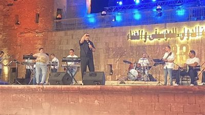 معجب بمهرجان القلعة يطلب من هشام عباس غناء تتر حمادة عزو، ورد مفاجئ من المطرب (فيديو)