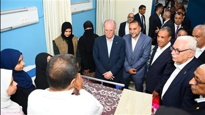 وزير الخارجية يرافق رئيس الوزراء الفلسطيني لزيارة الجرحى الفلسطينيين بمستشفى العريش العام