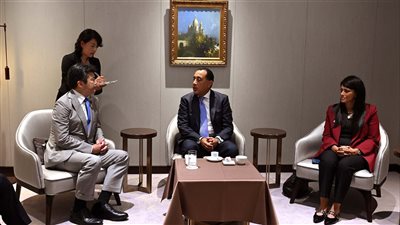 خلال زيارته طوكيو، رئيس الوزراء يلتقي وزير الاقتصاد والتجارة الياباني