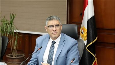 محافظ الجيزة يجازي مسئولين بحي الهرم لتقاعسهم عن إزالة مخالفات بناء بفيصل