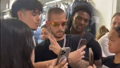 شاب ينتحل شخصية جاستن بيبر ويقدم فقرة غنائية في لاس فيجاس (فيديو)