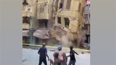 مقطع مرعب، لحظة انهيار عقار بحي الجمرك في الإسكندرية (فيديو)