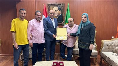 وكيل تعليم الدقهلية يكرم موظفا حرص على أداء عمله رغم استعداده للخضوع لعملية جراحية