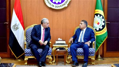 محافظ الدقهلية يستقبل مدير الأمن بمكتبه لاستعراض خطة الانضباط الأمني (صور) 