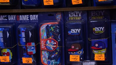 مستلزمات المدارس 2025، تعرف على أسعار وأشكال المقالم المدرسية بالفجالة (فيديو وصور)