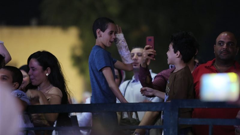 طفل يرقص بـالجبيرة