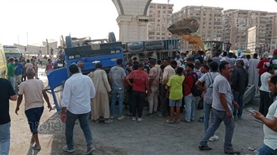 مصرع وإصابة 8 أشخاص في تصادم سيارة نقل وميني باص بطريق الأوتوستراد (صور)