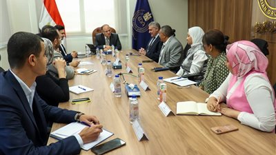 رئيس هيئة الدواء يبحث مع المصرية لتجارة الأدوية سبل ضمان توافر المستحضرات الدوائية