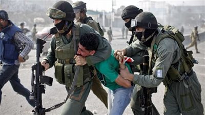 قوات الاحتلال تداهم منازل خلال اقتحامها مخيم العين للاجئين في نابلس